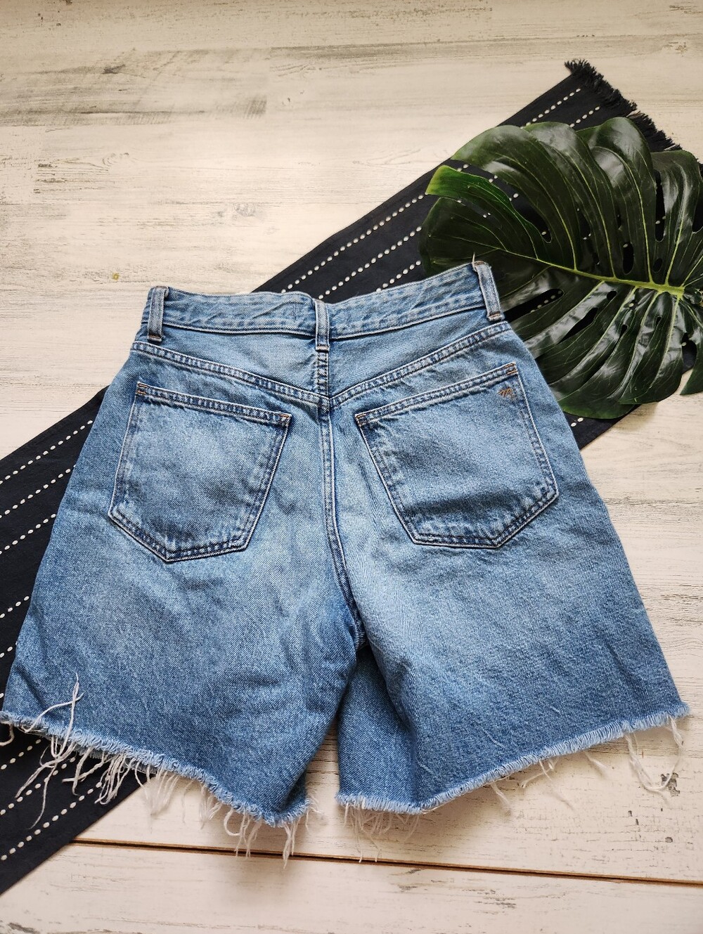 Madewell Baggy Jean Shorts Crestford Wash Mid Length Rigid Denim Size 26 - Picture 4 of 9